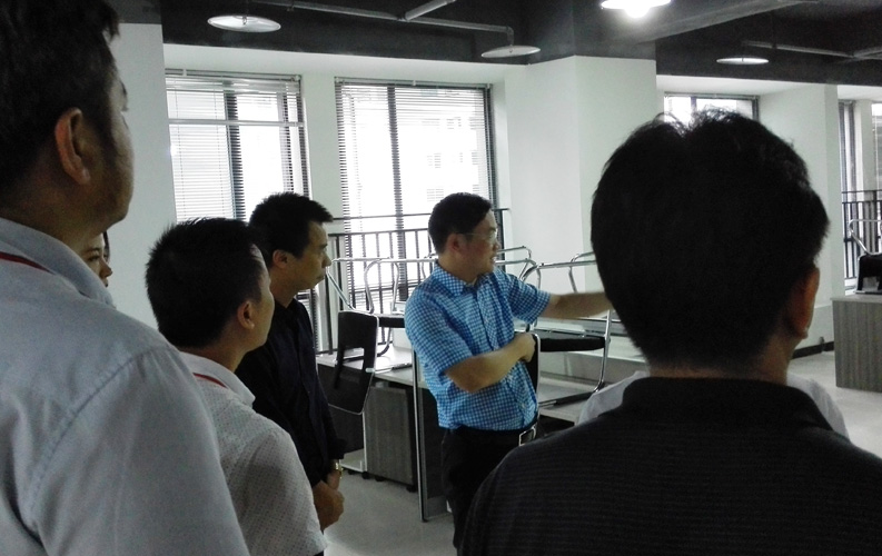 賴區(qū)長鼓勵重慶天度網(wǎng)絡(luò)公司要多進行創(chuàng)新，并就天度未來發(fā)展方向做出重要指示。