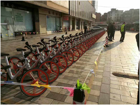 上午11點，云南天度投資集團有限公司、云紡商業(yè)區(qū)、昆明悅動文化傳播有限公司、云南北瑞兔司機新能源汽車科技有限公司、moblke摩拜單車許多商戶踴躍參加，由150余名志愿者組成的隊伍開始了浩浩蕩蕩的4公里公益徒步，目的是鼓勵大家使用零污染的交通工具，降低自然資源的耗損，同時也是為了讓市民能夠熟知這樣的出行方式，倡導綠色出行。